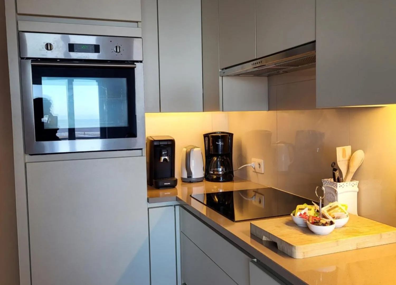 'Aurore' - Romantic Studio With Seaview Ostend 0*,  Belgium